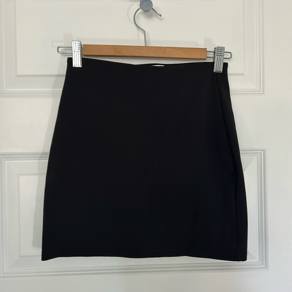 Aritzia - SUNDAY BEST - pencil skirt mini black stretch size XS neutral classic